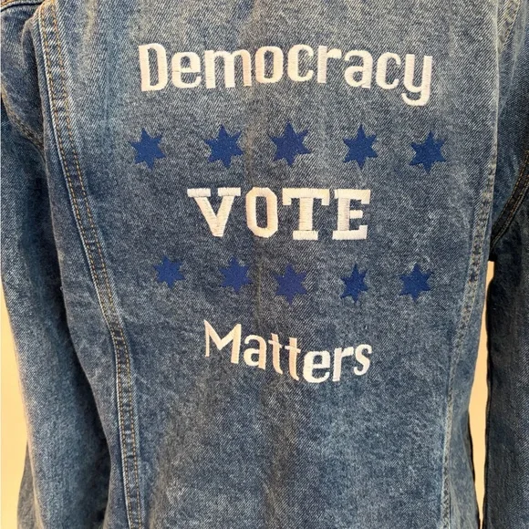 #109 Women’s Vintage-Inspired Blue Denim Jacket with Embroidery. Like New! - Picture 6 of 12